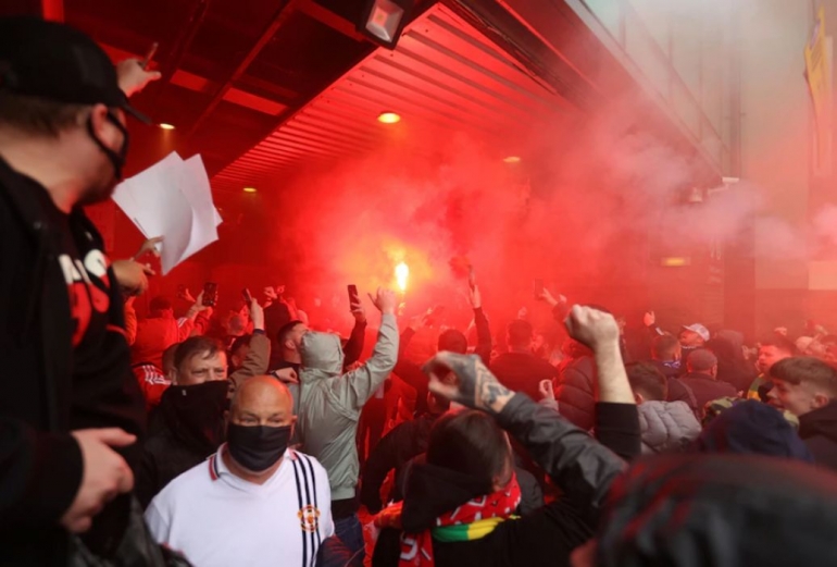 Unjuk rasa di luar Stadion Old Trafford. Photo: Reuters: Carl Recine