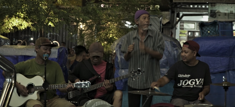 Sebuah kelompok pemusik jalanan sedang beraksi di Malioboro, Yogyakarta. Foto oleh Ivan Adilla