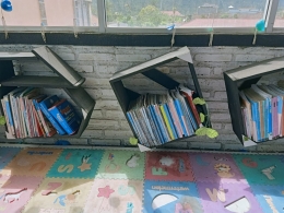 Sudut buku di perpustakaan desa (Sumber: dokumentasi pribadi).