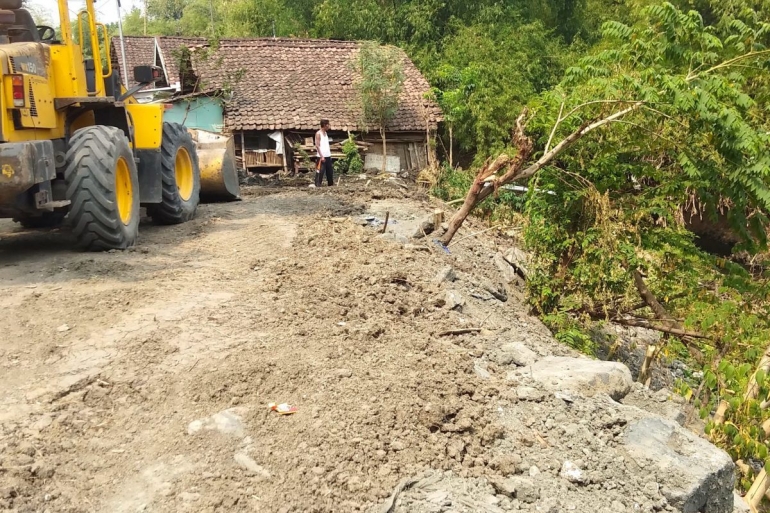 Pengurukan di  Kali Marmoyo, Desa Lakardowo yang diduga menggunakan asal material limbah B3 PT GEI.  Kredit foto: A. Asnawi