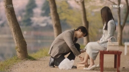 Adegan manis saat Tae Hee mengobati kaki Myung Hee yang terluka (KBS)