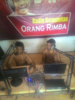 Anak Rimba belajar siaran di Radio Benorfm. (Foto : Elvidayanty/dok. KKI Warsi)