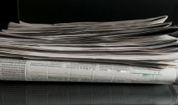 Ilustrasi tumpukan koran. Salah satu benda koleksiku semasa kuliah dulu (sumber gambar: pixabay.com)