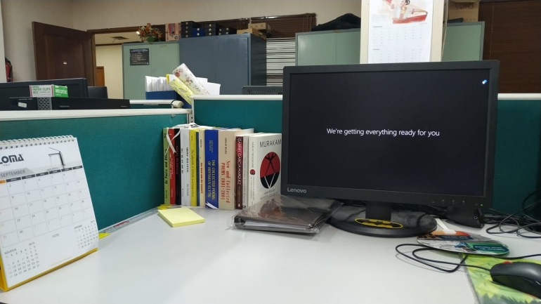 Memajang buku di kantor adalah hobiku. Dokumentasi pribadi.