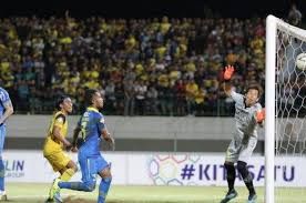 Ady Setiawan menanduk bola dan gol pada Turnamen Piala Menpora  2021. (Foto:Istimewa)/