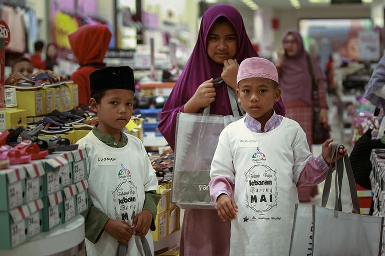 Salah satu cara santunan anak yatim yang menyenangkan yaitu membawa anak-anak yatim ke pusat perbelanjaan. | Kompas.com