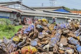 Warga beraktivitas di antara timbunan  limbah B3 di Jakarta (27/11/2019). Kredit foto: Adimaja M. 