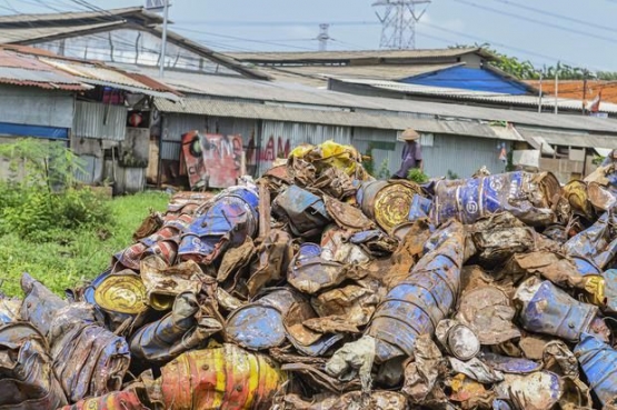 Warga beraktivitas di antara timbunan  limbah B3 di Jakarta (27/11/2019). Kredit foto: Adimaja M. 