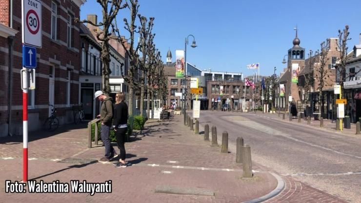 Foto: Tampak pasangan ini berdiri di garis perbatasan antara Belanda dan Belgia di kota Baarle-Nassau (Belanda) dan kota Baarle-Hertog (Belgia). Batasnya hanya selangkah!| Dokumentasi Walentina Waluyanti