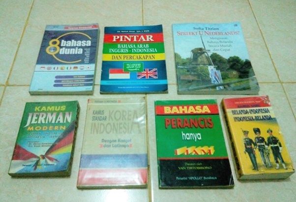 Beberapa koleksi kamus bahasa asing yang bisa saya selamatkan hingga sekarang (Sumber: dokumen pribadi)