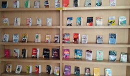 Koleksi buku di perpustakaan daerah, sumber berharga untuk diakses tanpa merogoh rupiah. (Foto: dok. pri)