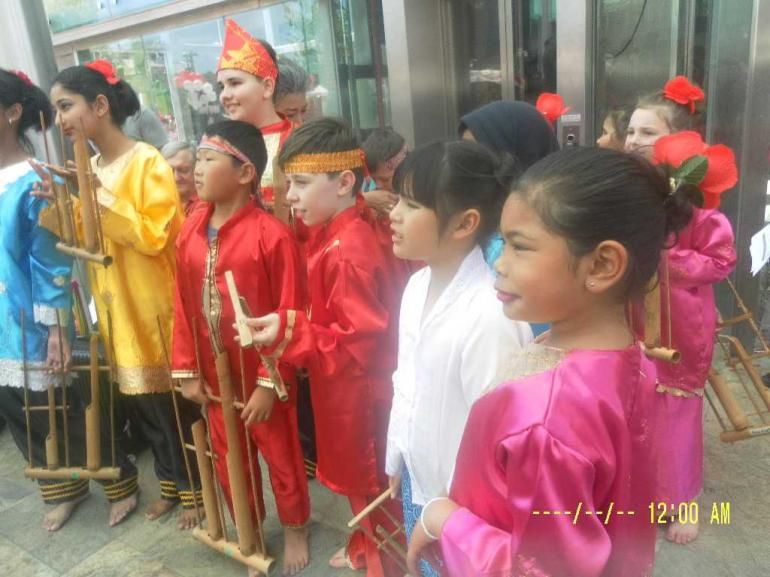 Anak anak Indonesia yang membawakan musik angklung(dok pribadi)