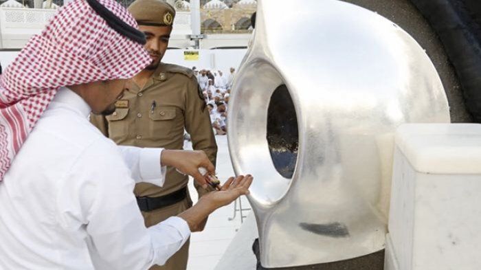 Hajar Aswad yang diyakini sebagai batu yang berasal dari surga, sedang dilakukan perawatan. | Al Arabiya English