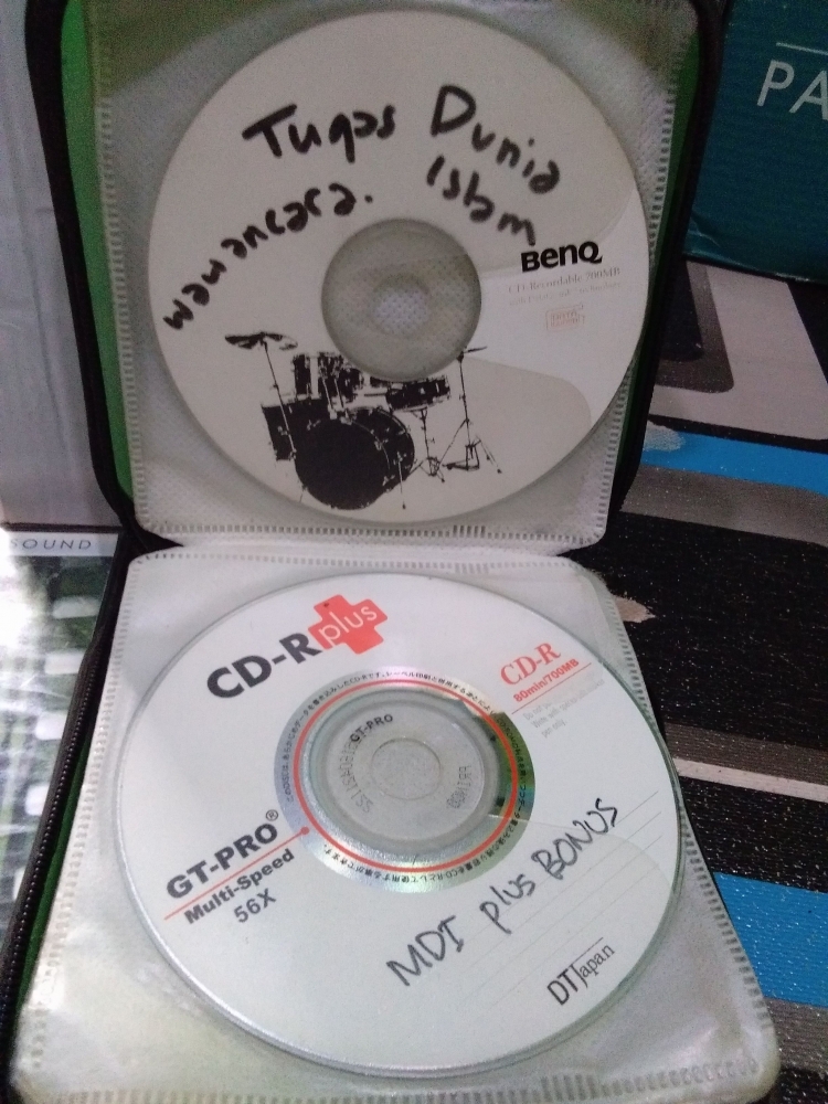 Koleksi CD tugas kuliah milik adik saya (Dokpri)