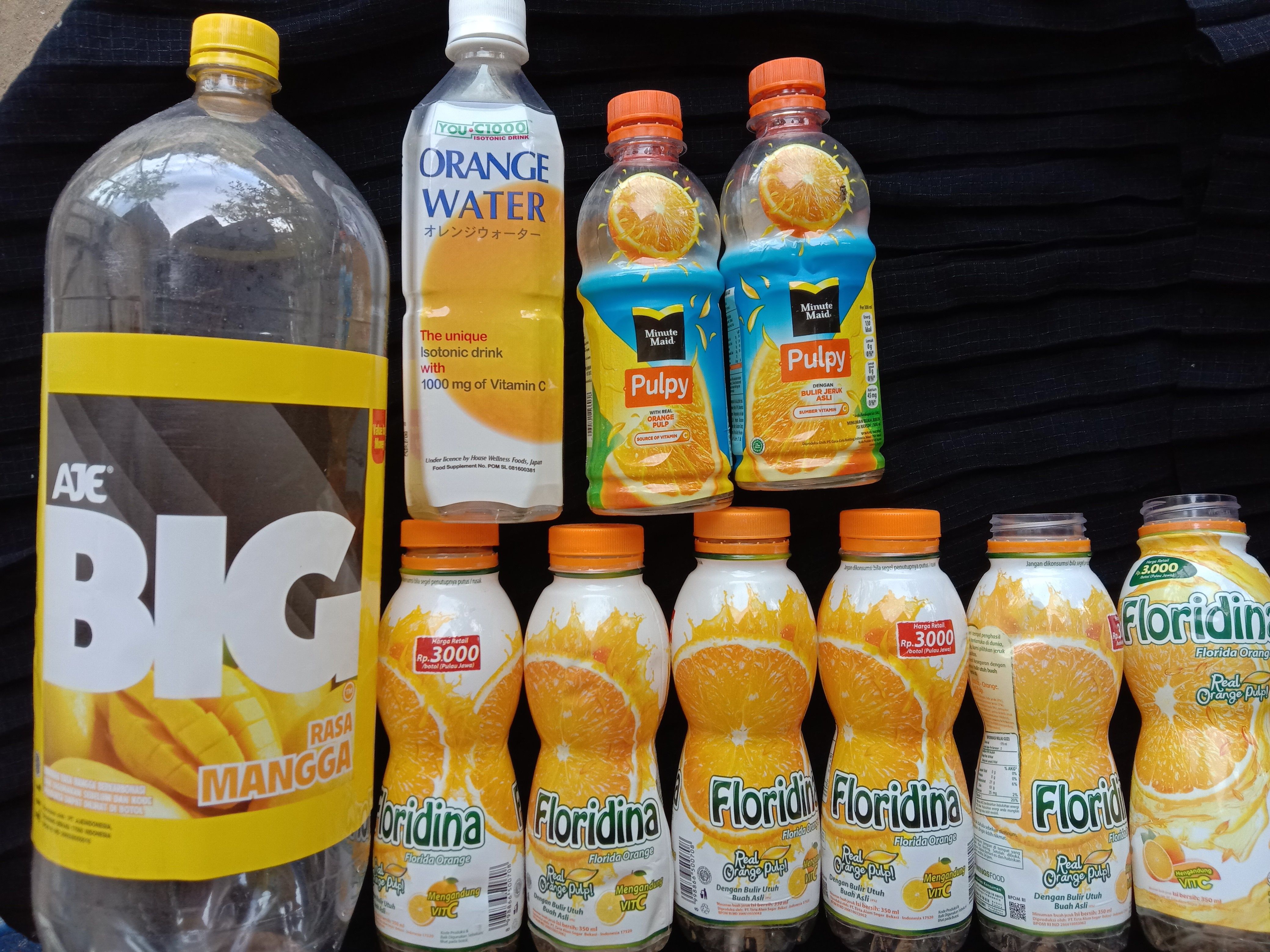 Mengumpulkan botol bekas untuk membuat prakarya (dokpri)