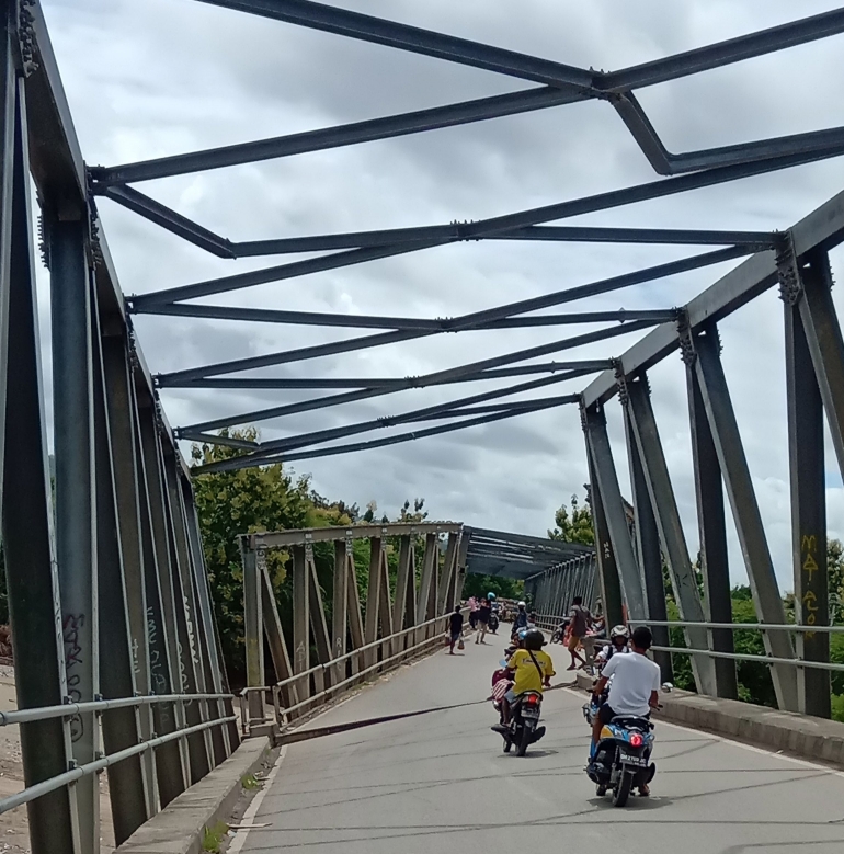 nyaris putus diterjang arus sungai (jembatan benenai.Kab. Malaka). foto:DokPri