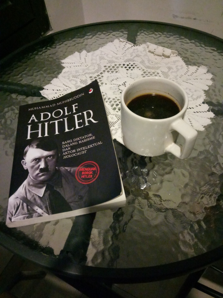 Buku Adolf Hitler. Sumber dokpri