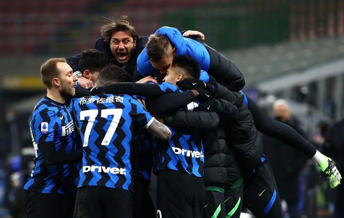 Antonio Conte bersama para pemain Inter Milan. Foto: Getty Images/Marco Luzzani