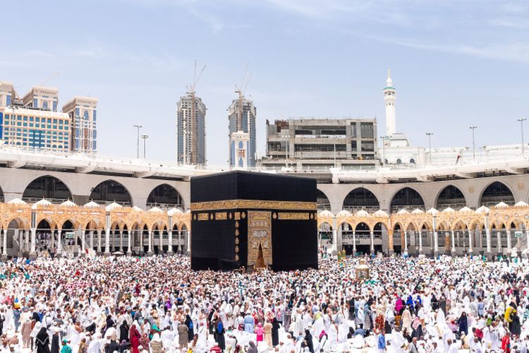 Ilustras ibadah tawaf mengelilingi Ka'bah (kompas.com/shutterstock)