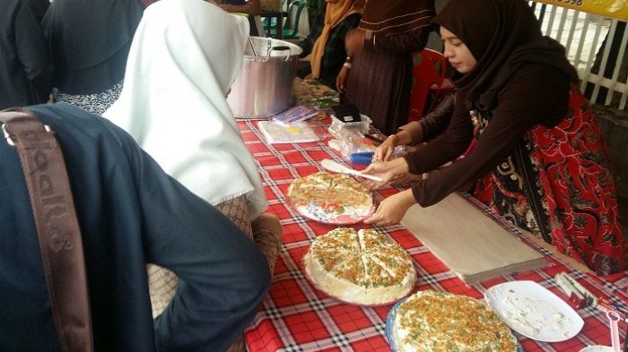 Penjual kue ipau (Sumber foto: Banjarmasin Post-Tribunnews.com)