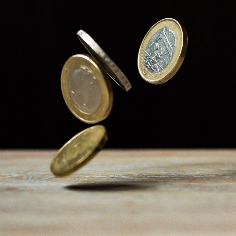 Koin di atas Kayu Cokelat (Sumber: Pexels.com/Foto oleh Pixabay)