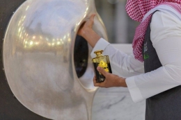 Salah satu upaya merawat Hajar Aswad. | (AP/Pool)