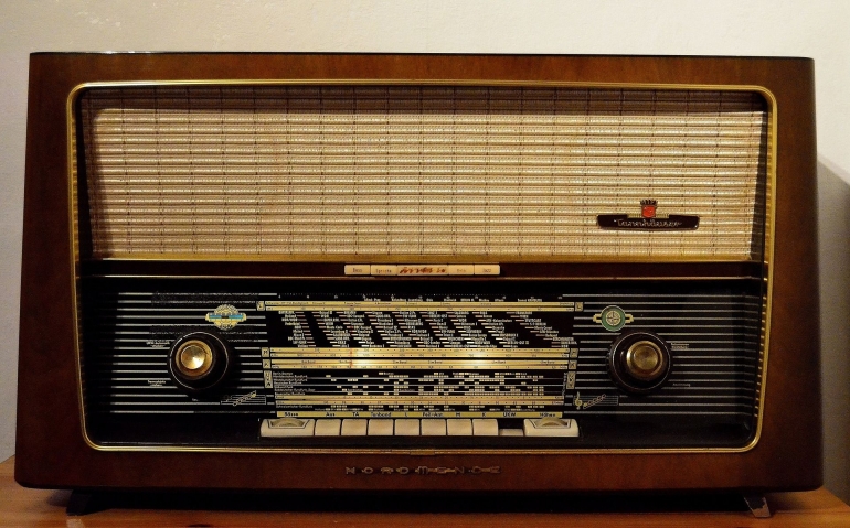 Ilustrasi hobi koleksi barang berupa radio tabung oleh Detmold dari pixabay.com