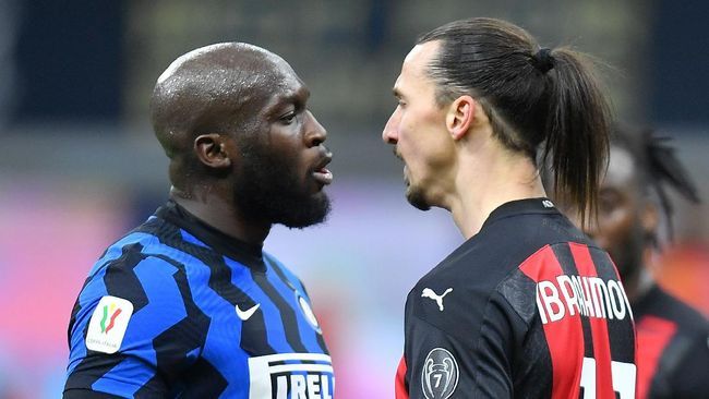 Romelu Lukaku (kiri/Inter Milan) bersitegang dengan Zlatan Ibrahimovic (kanan/AC Milan) dalam pertandingan Derby Milan (Foto: Reuters).