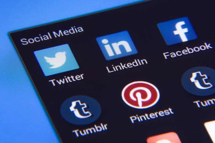 Tidak hanya LinkedIn, namun seluruh media sosial yang Anda ikuti mempengaruhi peluang Anda di pasar kerja (Photo Mix/Pixabay)
