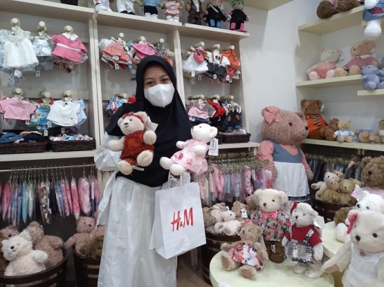 Teteh membeli boneka Teddy House dan bajunya yang beraneka model (Dok. pribadi) 