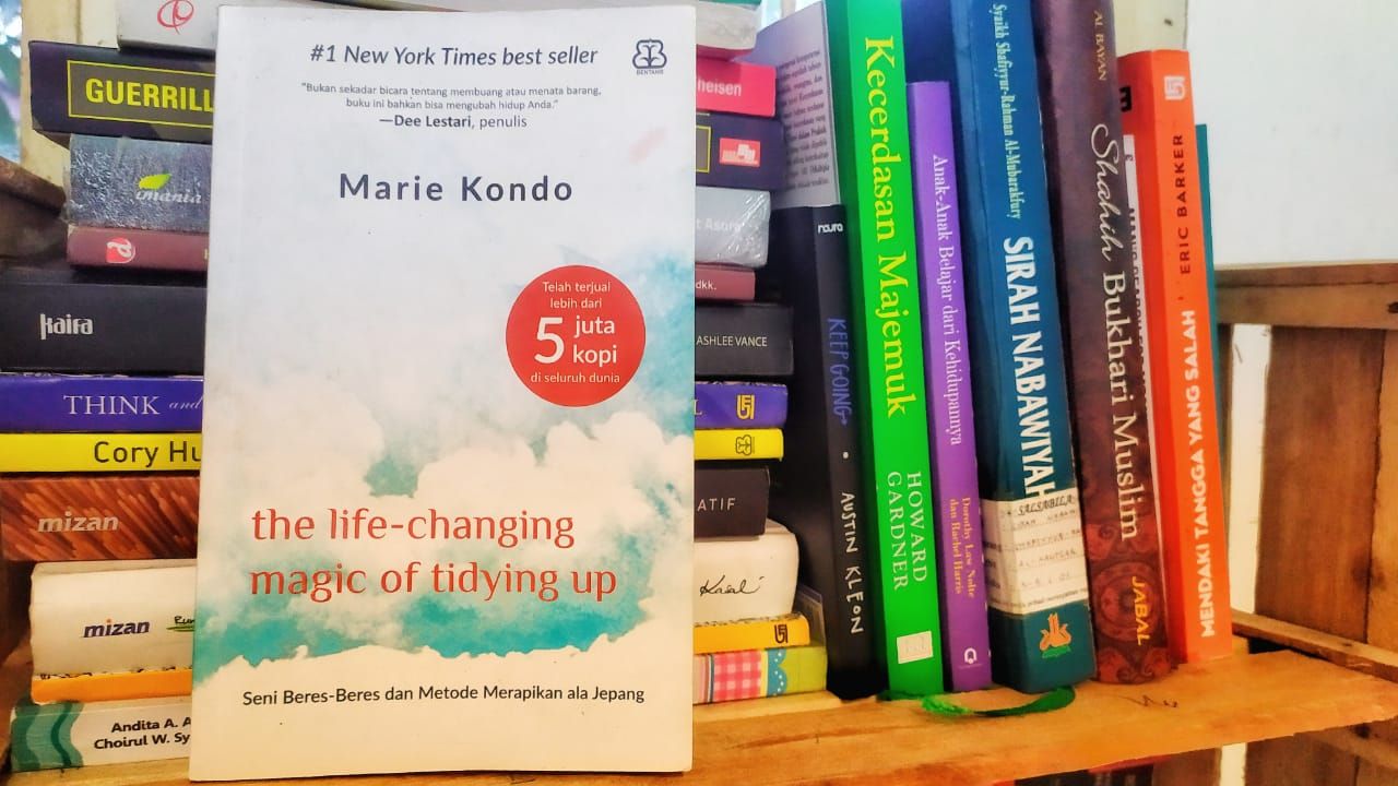 Buku Marie Kondo ini saya gunakan untuk 'menyeleksi' koleksi buku saya. | Dok. pribadi