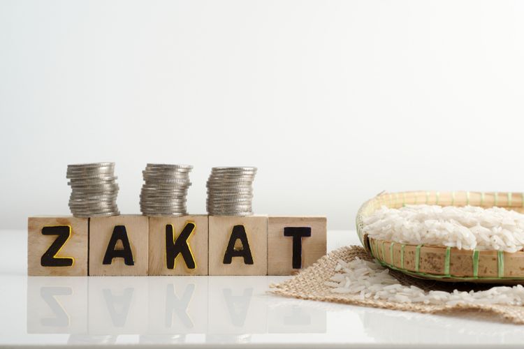 Selain karena hukumnya yang wajib, zakat fitrah juga salah satu cara lain yang bermanfaat yang bisa dilakukan untuk menghabiskan THR. | shutterstock via kompas