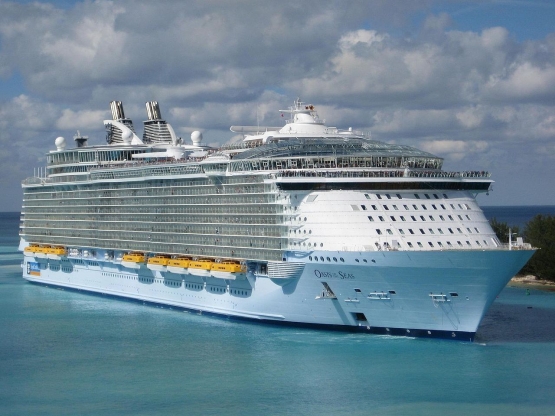 Kapal Oasis of the Seas, seri pertama kelas Oasis. Sumber: Baldwin040 / wikimedia