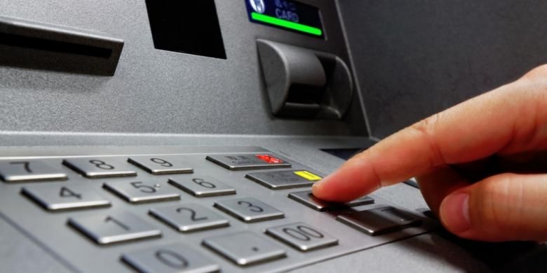 ATM adalah media awal untuk berbagi jarak jauh sebelum zakat/donasi digital. Sumber: Shutterstock via Kompas.com