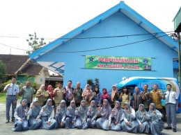 Gambar 1.1 Kunjungan tim visitasi perpustakaan Provinsi Jawa Timur di SMA Negeri 1 Talun Blitar. Penulis: Muhammad Aditya Wisnu Wardana