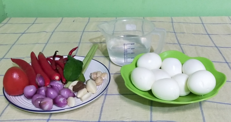 Bahan untuk membuat telur bumbu bali | Dokumentasi Siti Nazarotin