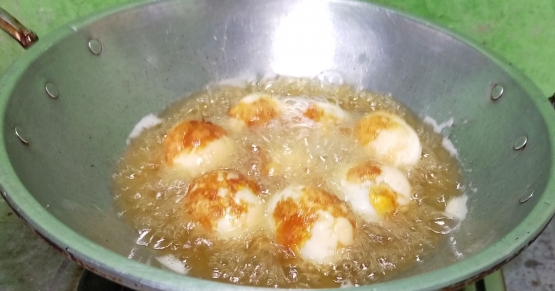 Telur rebus dikupas lalu digoreng | Dokumentasi Siti Nazarotin