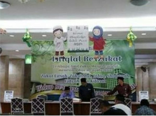 Pembayaran zakat fitrah tidak lagi harus tatap muka seperti di gambar ini. Melalui online pun bisa (dok.windhu)