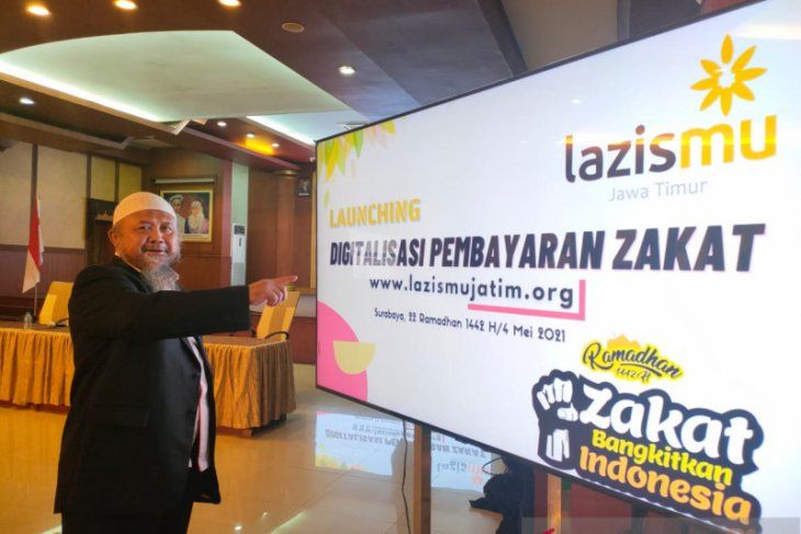Ketua Lazismu Jatim Zainul Muslimin meluncurkan aplikasi digital pembayaran zakat di Surabaya, Selasa (4/5/2021). foto:antara jatim