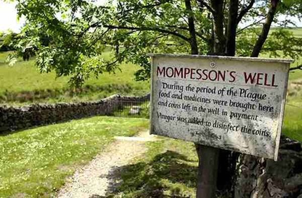 Sumur Mompesson di Desa Eyam, Inggris. (Foto: derbyshire-peakdistrict.co.uk)