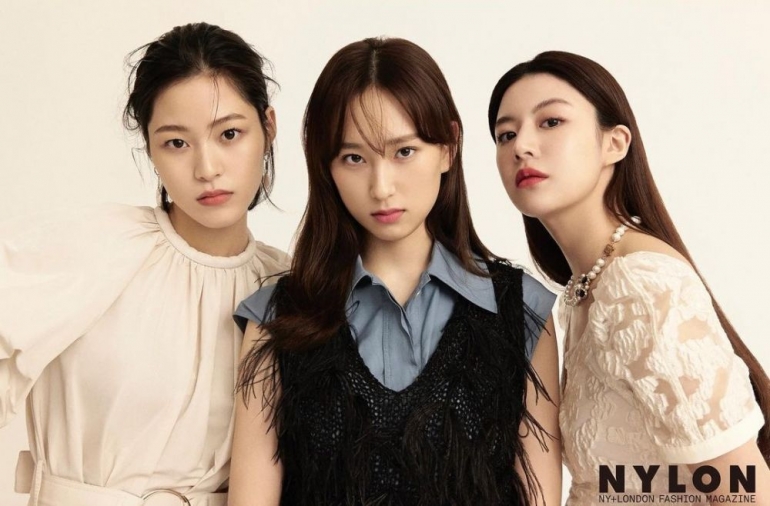 Ryu Hye Young dalam pemotretan majalah Nylon Edisi Mei 2021 bersama pemeran Law School lainnya (instagram/nylonkorea)