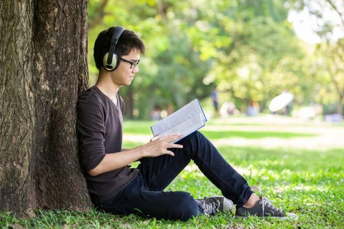 Ilustrasi traveling melalui bacaan buku | Foto Smartmoney.co