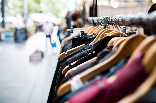 Ilustrasi pakaian. Tak harus berbelanja jelang lebaran, kan? (sumber gambar: pixabay.com)