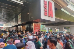 Pengunjung berdesak-desakkan di Tanah Abang. Sumber: Kompas.com/Tria Sutrisna