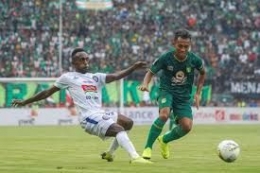 Tensi Tinggi: Laga Persebaya vs Arema FC Selalu Berlangsung Sengit-(sumber: vivagoal.com)