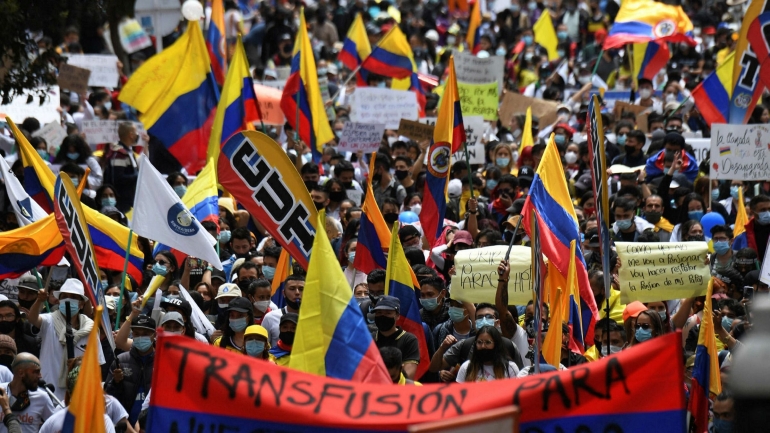Demonstrasi dimulai sejak 28 April 2021 menyusul kebijakan reformasi pajak yang diusulkan oleh Presiden Kolombia Ivan Duque Marquez. Kebijakan ini akan menaikkan pajak hingga 19% untuk produk kebutuhan sehari-hari dan pelayanan publik | Foto diambil dari Financial Times