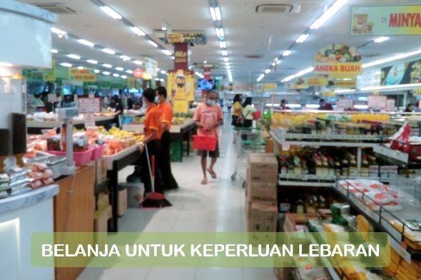 Belanja keperluan Lebaran di sebuah supermarket di Kota Denpasar (Sumber: dokumen pribadi)