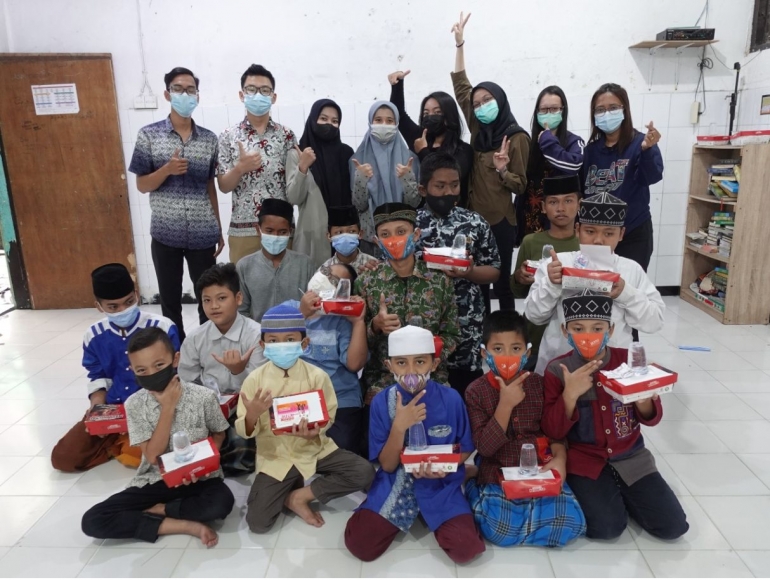 Gambar bersama anak - anak panti asuhan Bani Yaqub Surabaya. 