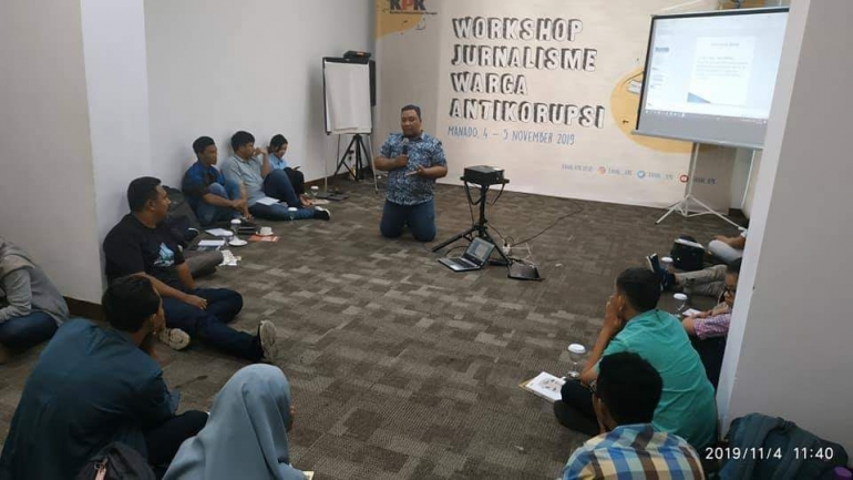 Foto : Berlangsungnya Materi dari salah Satu Jurnalis senior di Kota Manado /Dokpri