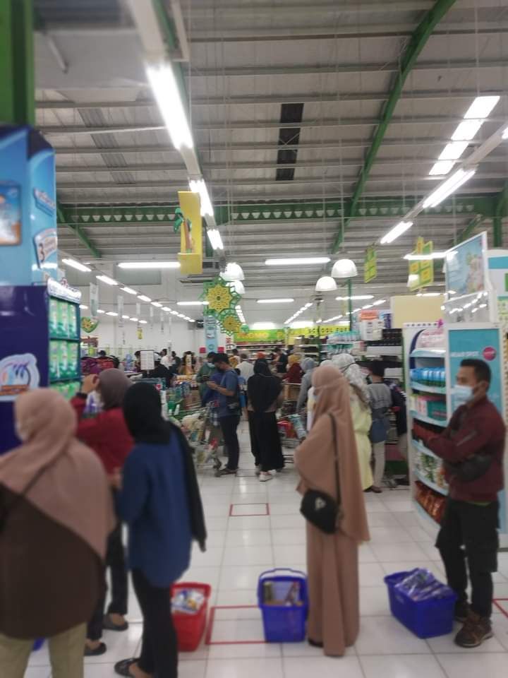 Dok Pri. Antrian modern market belanja jelang lebaran